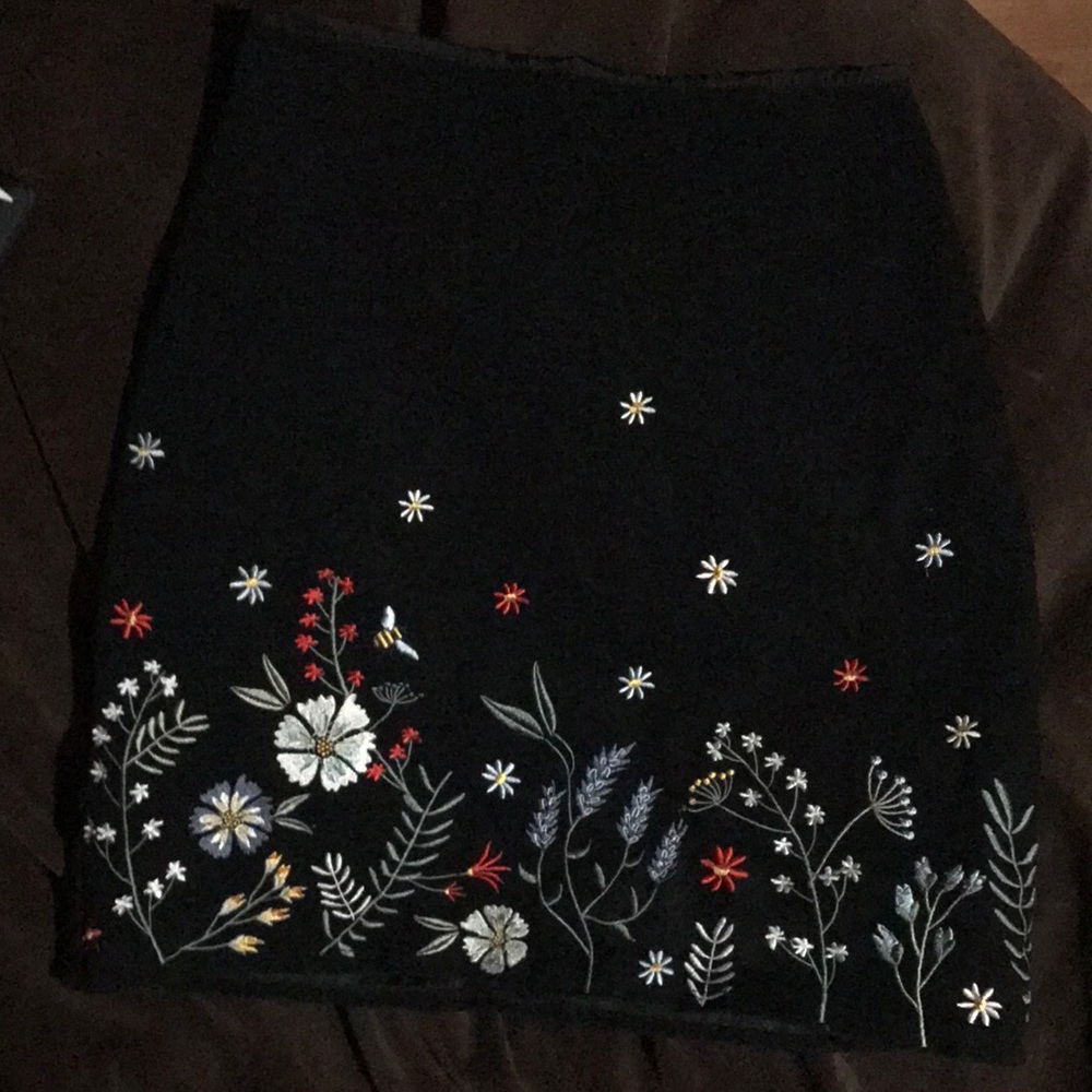 XS black twill skirt with embroidered flowers and bee